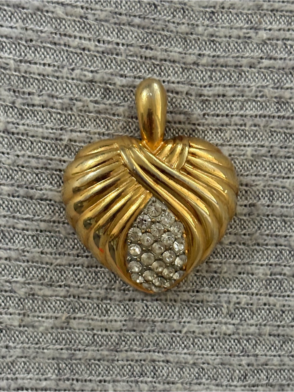 Vintage Ellen Kiam signed gold tone ribbed heart pendant w twist design & center